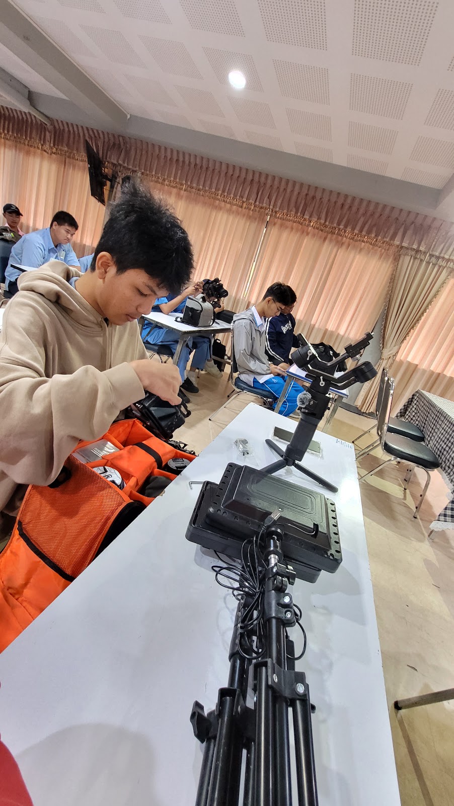 เปิดเบื้องหลัง: วันหนึ่งของทีม โรงเรียนชาย ที่มี ผู้หญิง
